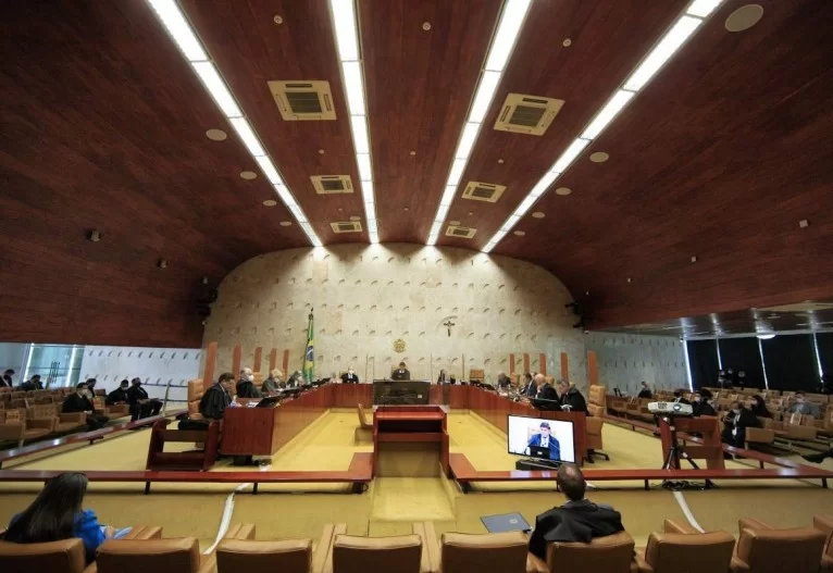 STF adia julgamento sobre cobrança adicional para alunos deficientes.