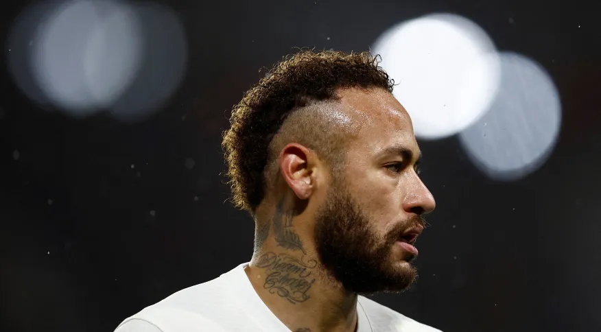 Neymar passa por cirurgia no tornozelo direito no Catar