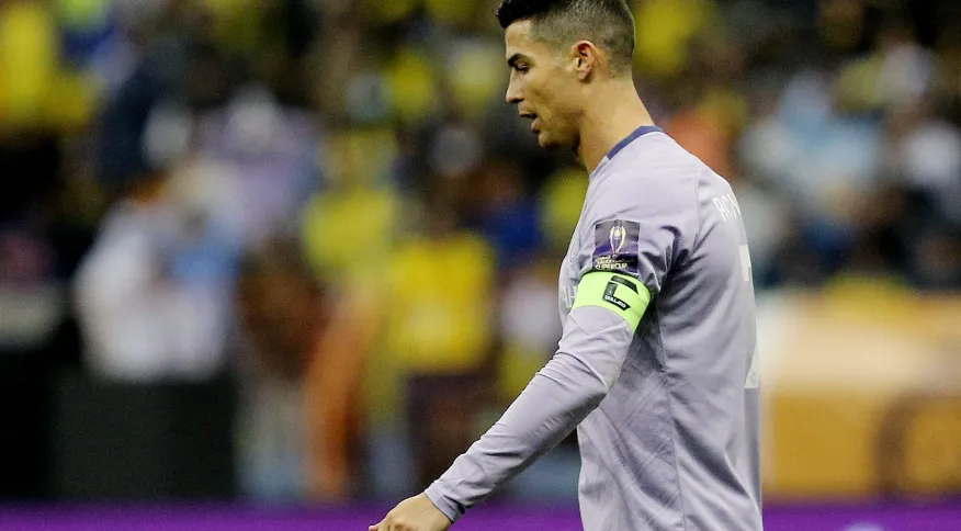 Cristiano Ronaldo sai de campo furioso após derrota do Al-Nassr
