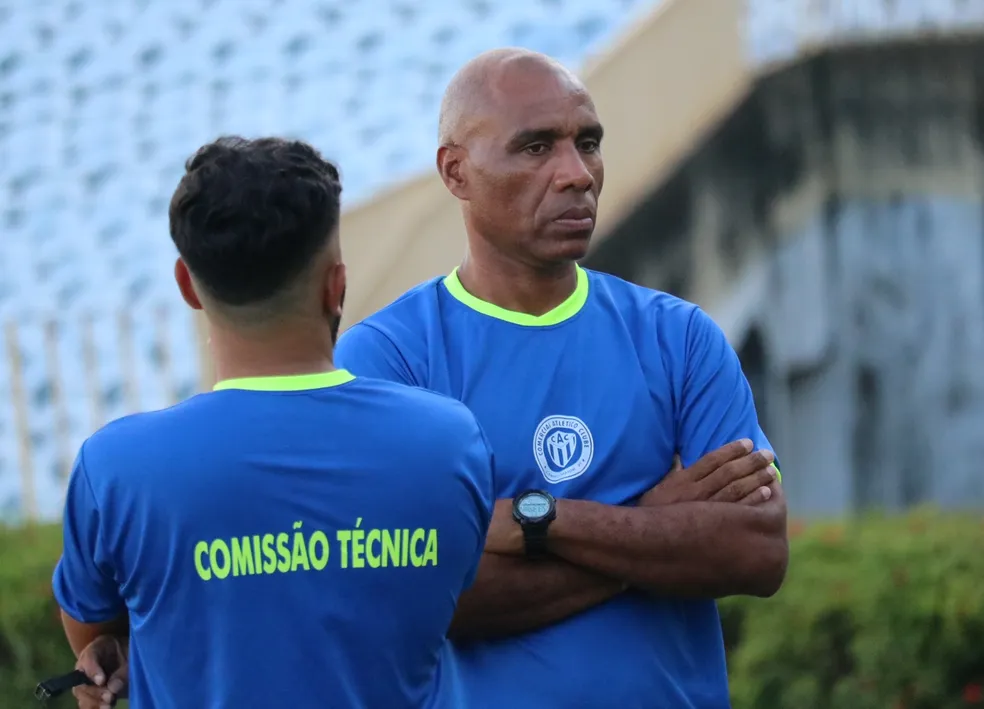 Técnico paga promessa após clube deixar zona de rebaixamento.