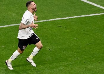 Corinthians vence São Paulo e abre vantagem na semifinal da Copa do Brasil