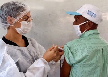 Vacinas contra covid e gripe continuam disponíveis em Teresina