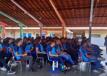 Estudantes da E. M. Barjas Negri participam de palestra de empreendedorismo