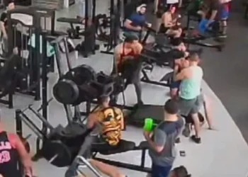 Homem atingido por aparelho de academia tem esperança de voltar a andar