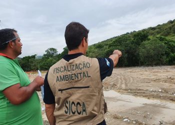 Polícia identifica responsável por despejo irregular no Rio Guandu