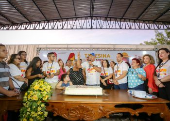Teresina comemora 171 anos com tradicional corte do bolo no Poti Velho