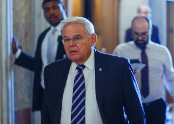 Procuradores dos EUA acusam senador aliado de Joe Biden de receber suborno