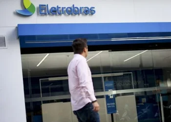 Eletrobras suspende plano de demissões e vai reintegrar funcionários