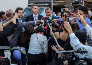 Bolsonaro vai à PF, mas não presta depoimento