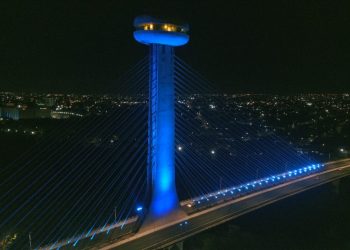 Ponte Estaiada ganha iluminação especial em alusão ao Novembro Azul