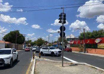 Strans instala novos semáforos na avenida João Antônio Leitão na Piçarreira