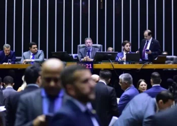 Congresso corta benefícios públicos para bancar emendas