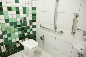 Dr. Pessoa inaugura o primeiro banheiro ostomizado da em escolas de Teresina