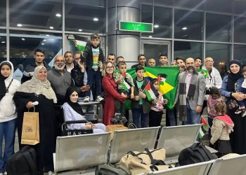 Terceiro grupo de brasileiros repatriados de Gaza deixa o Egito