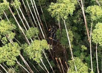 Vítimas de queda de helicóptero são retiradas de local do acidente