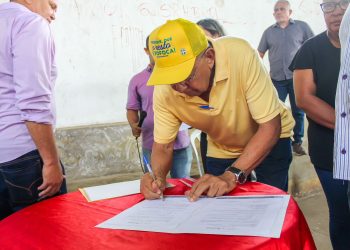 Dr. Pessoa assina ordem de serviço para reforma de ginásio e de campo de futebol