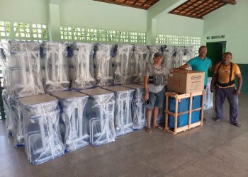 Seduc entrega novos equipamentos e mobiliários para escolas em Oeiras e Teresina