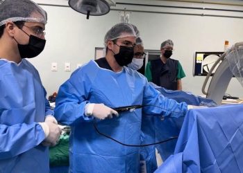 HGV realiza primeira cirurgia de retirada de cálculo renal a laser