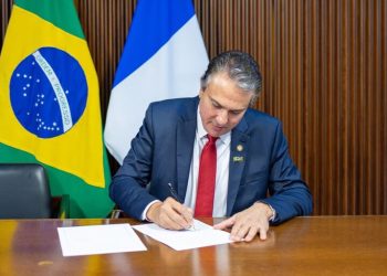 MEC fecha parcerias com a França