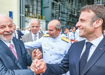 Macron chega ao Planalto para último dia de agenda no Brasil