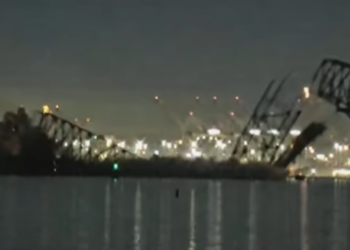 Ponte desaba nos EUA após ser atingida por navio cargueiro