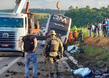 Acidente com ônibus mata oito pessoas na Bahia