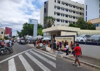 Professores de universidades e institutos federais entram em greve