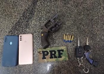 Carro roubado e arma são apreendidos pela PRF no Grande Recife