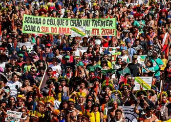 Milhares de indígenas marcham em Brasília