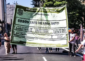 Campanha usa título de eleitor gigante para chamar jovens para votar