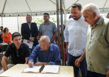 Prefeito Dr. Pessoa assina ordem de serviço para reforma e revitalização do Teatro do Boi
