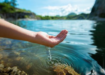 Projeto de lei prevê metas para remoção de microplásticos de água potável e residual