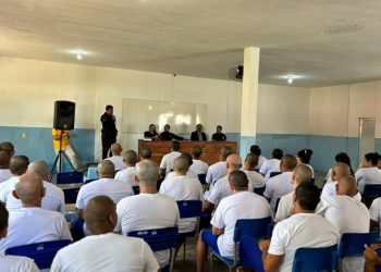 Sejus inaugura sala de aula e realiza palestra em unidade penal de Parnaíba