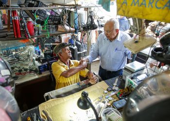 Dr. Pessoa assina ordem de serviço para reforma do espaço da feira do Troca-Troca