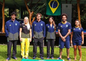 Surfistas brasileiras avançam às oitavas de final no Taiti