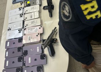 Homem é preso transportando armas e mercadoria ilegal