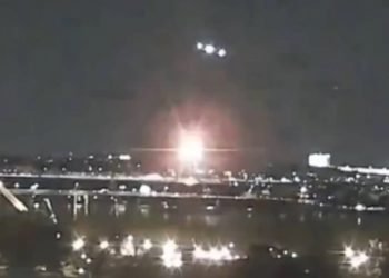 Bombeiros acreditam que não há sobreviventes de colisão entre avião e helicóptero nos EUA