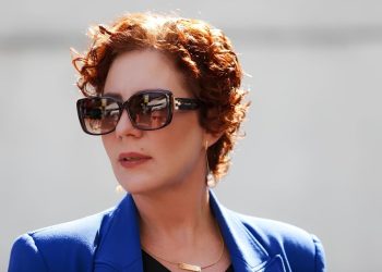 Carla Zambelli tem mandato de deputada cassado pelo TRE-SP e fica inelegível