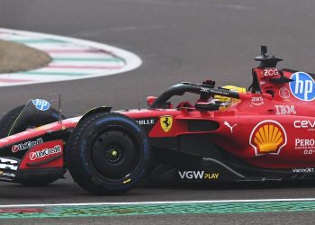 Lewis Hamilton pilota o SF-23 em Fiorano pela primeira vez