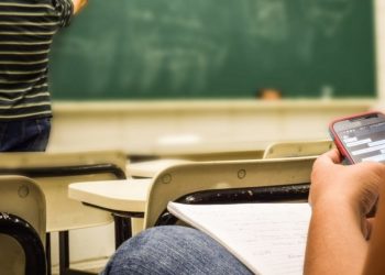 Lei que proíbe uso de celulares nas escolas do Piauí é sancionada