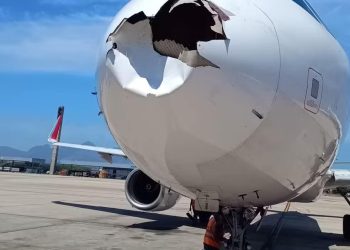 Avião da Latam retorna ao Galeão após colisão com pássaro