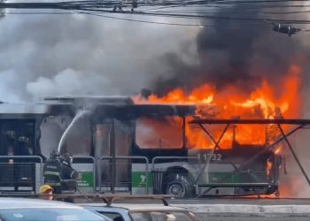 Queda de avião sobre ônibus na cidade de São Paulo deixa 2 mortos e 6 feridos