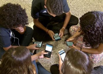 MEC lança guias sobre uso de celulares em ambiente escolar