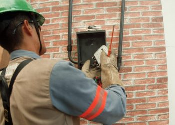 Equatorial orienta sobre ligações provisórias e alerta sobre riscos da energia no carnaval