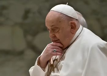 Papa Francisco segue em estado crítico, mas não teve mais crise respiratória, diz boletim