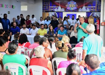 Silvio Mendes entrega registros de imóveis no Residencial Árvores Verdes