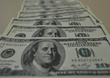 Dólar sobe para R$ 5,75 com receio sobre inflação