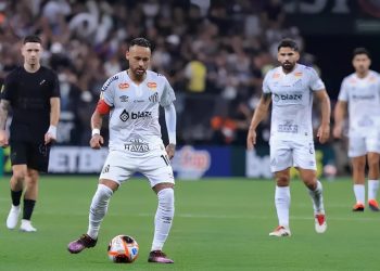 Neymar elogia torcida do Corinthians após derrota e critica bola do Paulistão