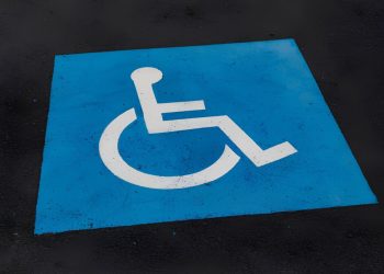 Strans reforça uso de credenciais para vagas reservadas a idosos e PCDs