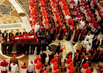 Fiéis esperam até 8h na fila para se despedir do papa Francisco